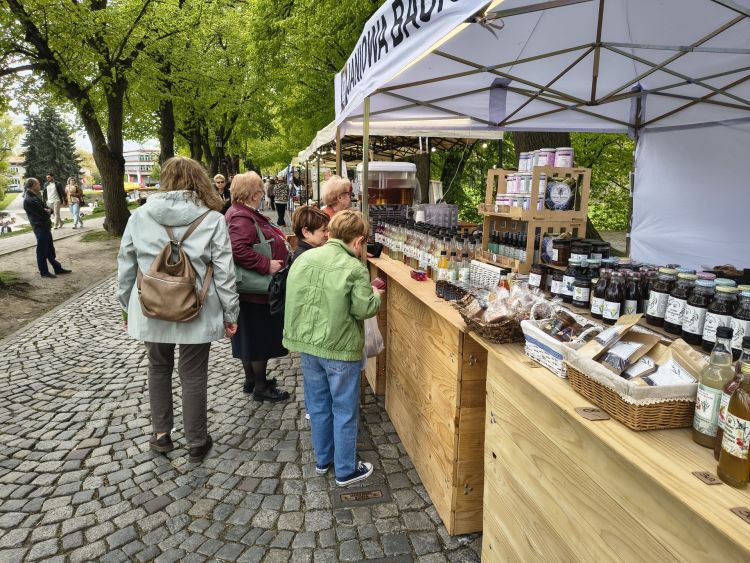 Jarmark Rękodzieła w&nbsp;Rzeszowie przyciąga tłumy. Regionalne produkty i&nbsp;majówkowa atmosfera