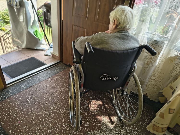 Asystenci pomagają osobom niesamodzielnym. Na&nbsp;Podkarpacie trafiło 90 mln zł