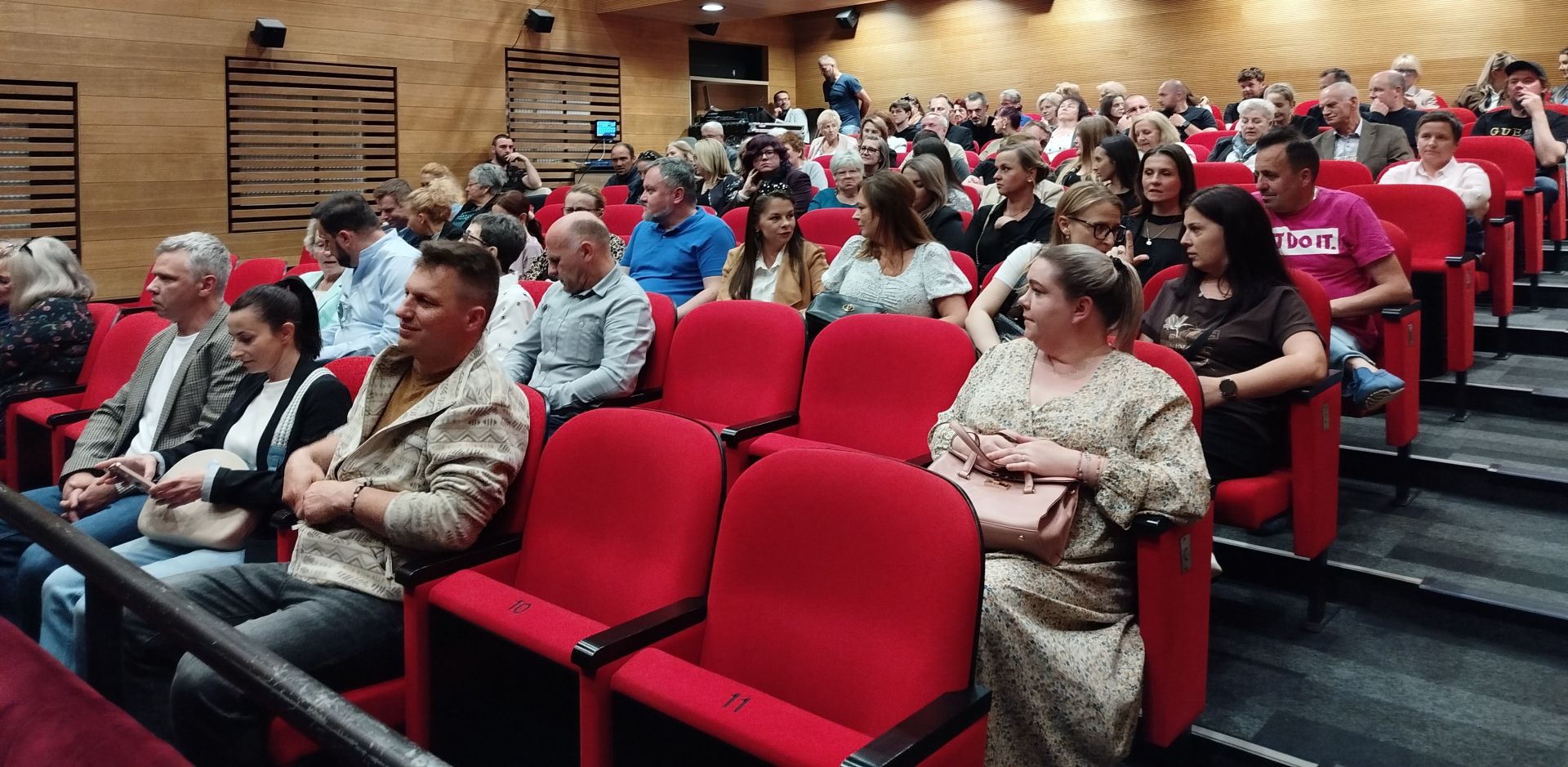 Urzędnicy z Leska na scenie. Grają, by wesprzeć leczenie 8-letniego Maksa 3 - Polskie Radio Rzeszów Urzędnicy z Leska na scenie. Grają, by wesprzeć leczenie 8-letniego Maksa - Polskie Radio Rzeszów