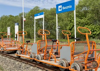 Oficjalnie otwarto Roztoczańskie Drezyny Rowerowe. Nowa atrakcja już wozi turystów 2 - Polskie Radio Rzeszów Oficjalnie otwarto Roztoczańskie Drezyny Rowerowe. Nowa atrakcja już wozi turystów