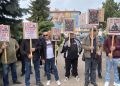 Pracownicy FIBRIS protestowali przed&nbsp;ZUS w&nbsp;Rzeszowie. Firma walczy o&nbsp;odblokowanie kont