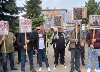 Pracownicy FIBRIS protestowali przed&nbsp;ZUS w&nbsp;Rzeszowie. Firma walczy o&nbsp;odblokowanie kont