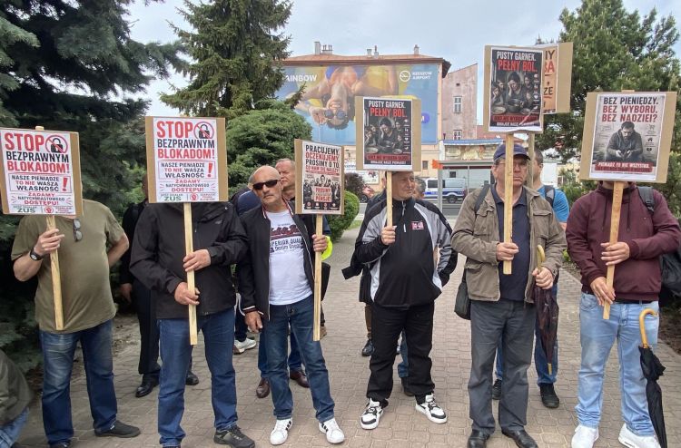 Pracownicy FIBRIS protestowali przed&nbsp;ZUS w&nbsp;Rzeszowie. Firma walczy o&nbsp;odblokowanie kont