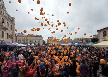 Pomarańczowy Rynek w&nbsp;Jarosławiu z&nbsp;okazji obchodów Dnia Godności