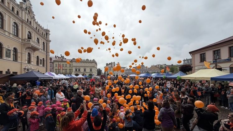 Pomarańczowy Rynek w&nbsp;Jarosławiu z&nbsp;okazji obchodów Dnia Godności
