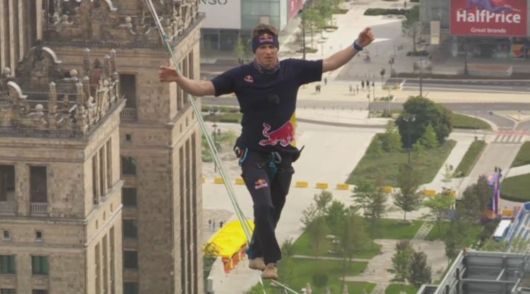 Jaan Roose przeszedł nad&nbsp;Warszawą. Highliner pokonał trasę między PKiN a&nbsp;Varso Tower