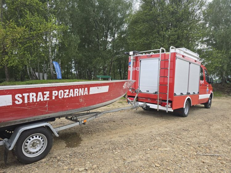 Pięć osób wypadło z&nbsp;jachtu na&nbsp;Jeziorze Solińskim w&nbsp;Polańczyku. Akcja ratunkowa służb