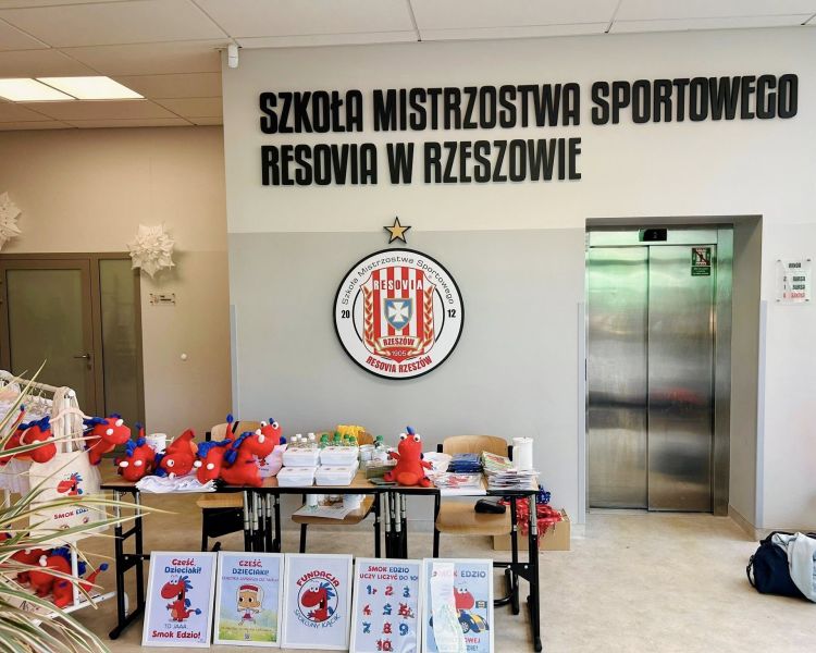 Pomagają dzieciom podczas Imienin Resovii. Fundacja „Spokojny Kącik” prowadzi kwestę 1 - Polskie Radio Rzeszów Pomagają dzieciom podczas Imienin Resovii. Fundacja „Spokojny Kącik” prowadzi kwestę