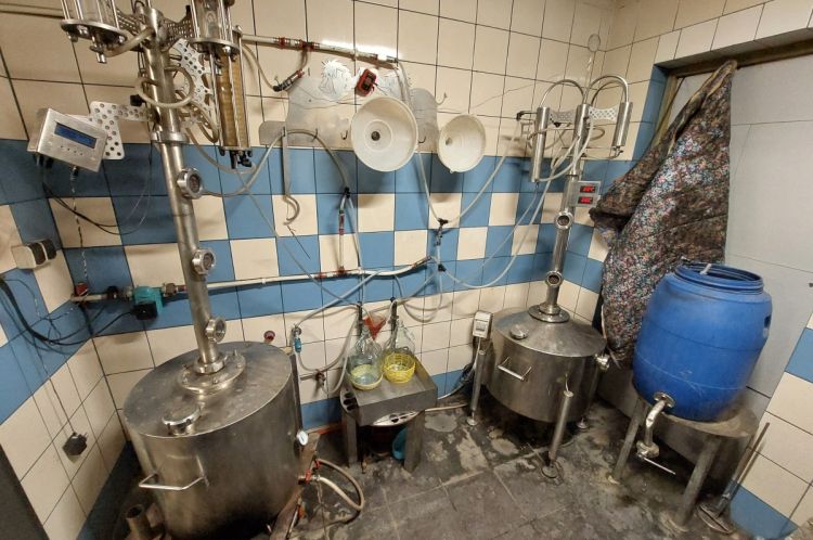 Ponad 630 litrów nielegalnego alkoholu. Podkarpacka KAS przejęła wyroby i&nbsp;sprzęt