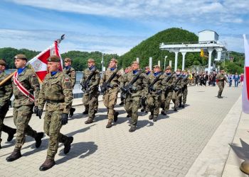 Przysięga wojskowa na&nbsp;koronie Zapory Wodnej w&nbsp;Solinie. 58 nowych żołnierzy zasiliło szeregi brygady