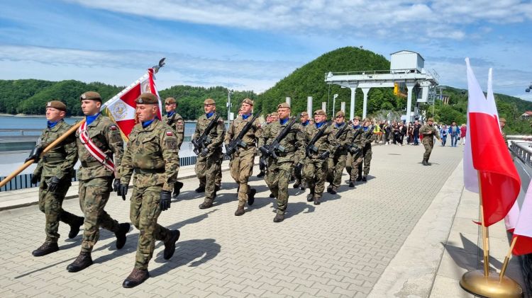 Przysięga wojskowa na&nbsp;koronie Zapory Wodnej w&nbsp;Solinie. 58 nowych żołnierzy zasiliło szeregi brygady