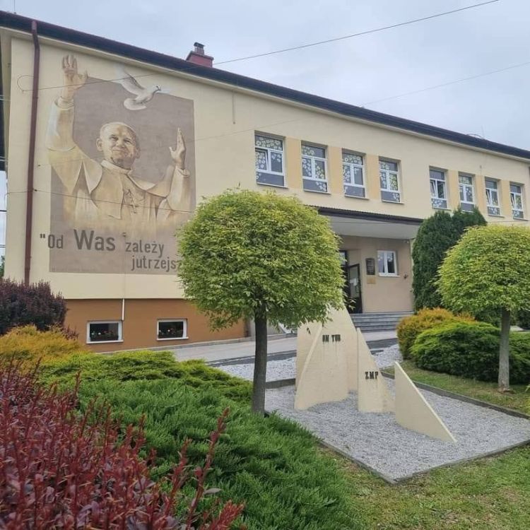 Rodzina Szkół Jana Pawła II spotyka się w Kraczkowej. Jubileuszowy zjazd pod Rzeszowem 1 - Polskie Radio Rzeszów Rodzina Szkół Jana Pawła II spotyka się w Kraczkowej. Jubileuszowy zjazd pod Rzeszowem