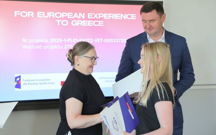 Uczniowie z Sędziszowa Małopolskiego wrócili z praktyk w Grecji. Otrzymali europejskie certyfikaty 1 - Polskie Radio Rzeszów Uczniowie z Sędziszowa Małopolskiego wrócili z praktyk w Grecji. Otrzymali europejskie certyfikaty