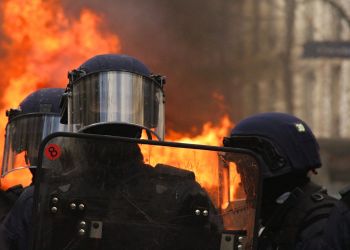 Zamieszki we Francji po triumfie PSG. Ponad 400 osób zatrzymanych 2 - Polskie Radio Rzeszów Zamieszki we Francji po triumfie PSG. Ponad 400 osób zatrzymanych