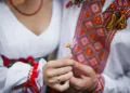 Międzynarodowy Dzień Wyszywanki. Ukraińcy zakładają tradycyjne haftowane koszule
