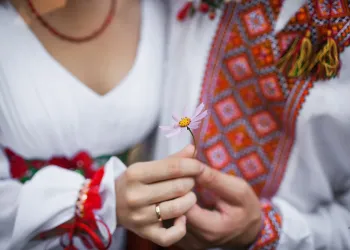 Międzynarodowy Dzień Wyszywanki. Ukraińcy zakładają tradycyjne haftowane koszule