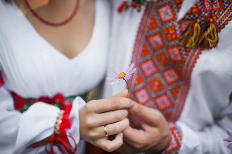 Międzynarodowy Dzień Wyszywanki. Ukraińcy zakładają tradycyjne haftowane koszule 1 - Polskie Radio Rzeszów Międzynarodowy Dzień Wyszywanki. Ukraińcy zakładają tradycyjne haftowane koszule