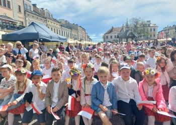 Wiersze, piosenki i&nbsp;tańce narodowe. Przedszkolaki wystąpiły na&nbsp;rzeszowskim rynku