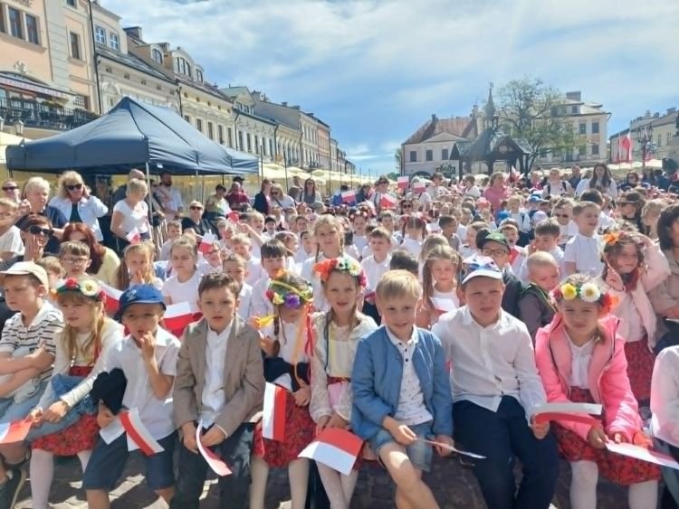 Wiersze, piosenki i&nbsp;tańce narodowe. Przedszkolaki wystąpiły na&nbsp;rzeszowskim rynku