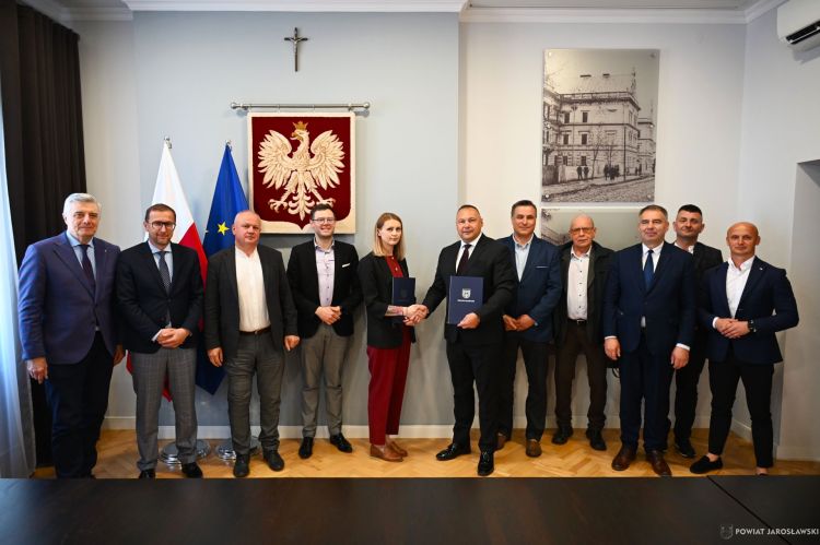 Umowa na&nbsp;przebudowę drogi z&nbsp;Radymna do&nbsp;Chałupek Medyckich podpisana