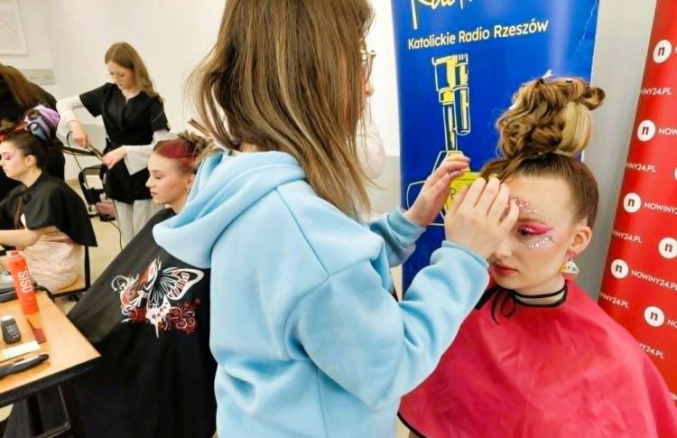 „Słodkie marzenie” w Rzeszowie. Młodzi fryzjerzy pokazali kreatywność 1 - Polskie Radio Rzeszów „Słodkie marzenie” w Rzeszowie. Młodzi fryzjerzy pokazali kreatywność