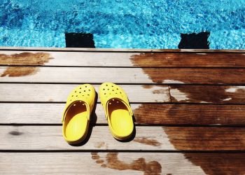 Najpopularniejsze Crocsy damskie – kolory, które zdominują ulice w&nbsp;tym sezonie