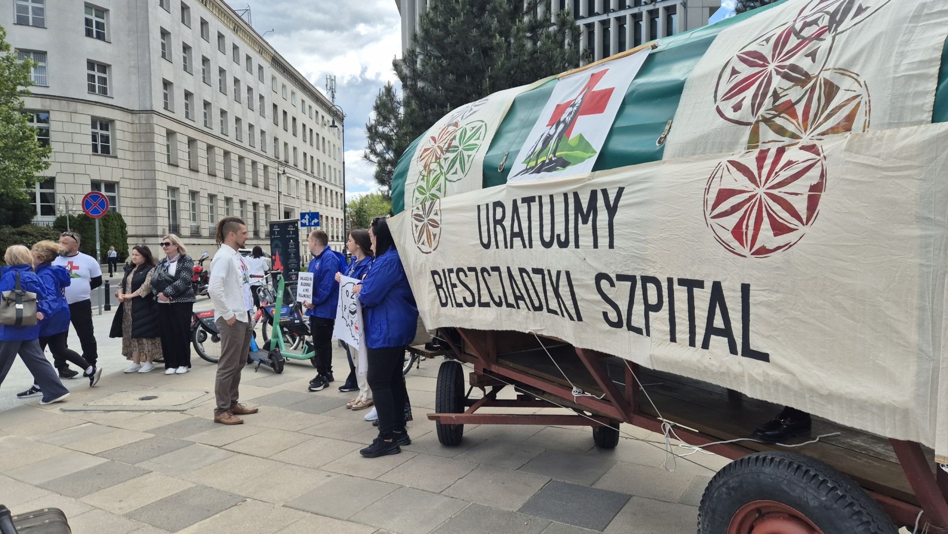„Uratujmy bieszczadzki szpital”. Mieszkańcy przed Sejmem bronią placówki w Lesku - Polskie Radio Rzeszów