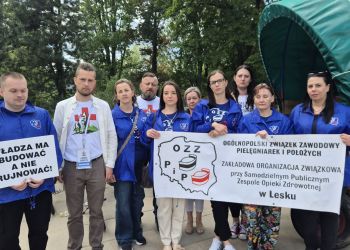 „Uratujmy bieszczadzki szpital”. Mieszkańcy przed&nbsp;Sejmem bronią placówki w&nbsp;Lesku