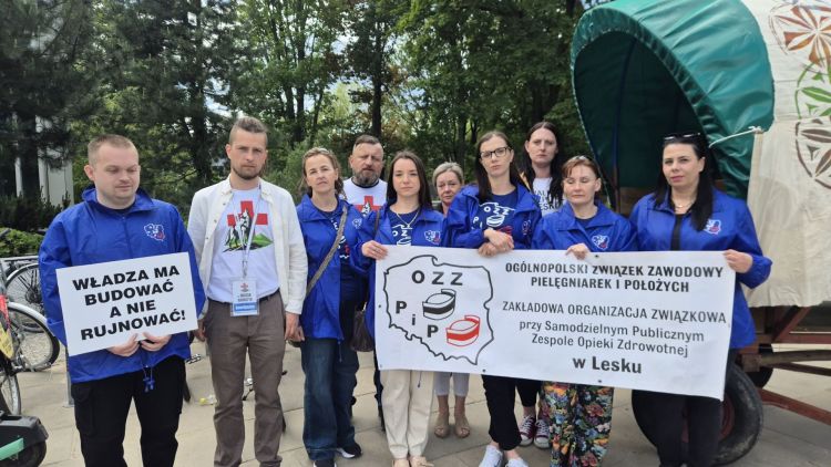 „Uratujmy bieszczadzki szpital”. Mieszkańcy przed&nbsp;Sejmem bronią placówki w&nbsp;Lesku