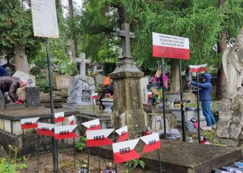 Posprzątali groby powstańców styczniowych w Przemyślu 2 - Polskie Radio Rzeszów Posprzątali groby powstańców styczniowych w Przemyślu - Polskie Radio Rzeszów