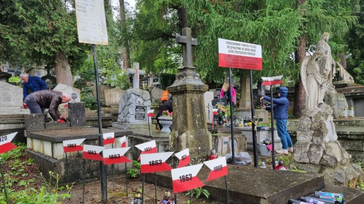 Posprzątali groby powstańców styczniowych w Przemyślu 1 - Polskie Radio Rzeszów Posprzątali groby powstańców styczniowych w Przemyślu - Polskie Radio Rzeszów