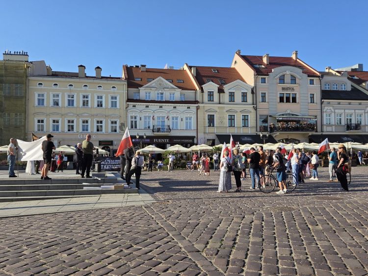 Protest na rynku w Rzeszowie. Sprzeciw wobec polityki migracyjnej - Polskie Radio Rzeszów
