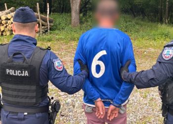 43-latek groził młotkiem pracownikom stacji paliw. Policja odzyskała skradzioną gotówkę, napastnik trafił do aresztu 2 - Polskie Radio Rzeszów 43-latek groził młotkiem pracownikom stacji paliw. Policja odzyskała skradzioną gotówkę, napastnik trafił do aresztu