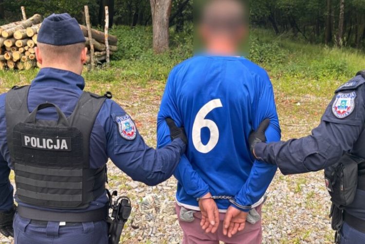 43-latek groził młotkiem pracownikom stacji paliw. Policja odzyskała skradzioną gotówkę, napastnik trafił do aresztu 1 - Polskie Radio Rzeszów 43-latek groził młotkiem pracownikom stacji paliw. Policja odzyskała skradzioną gotówkę, napastnik trafił do aresztu