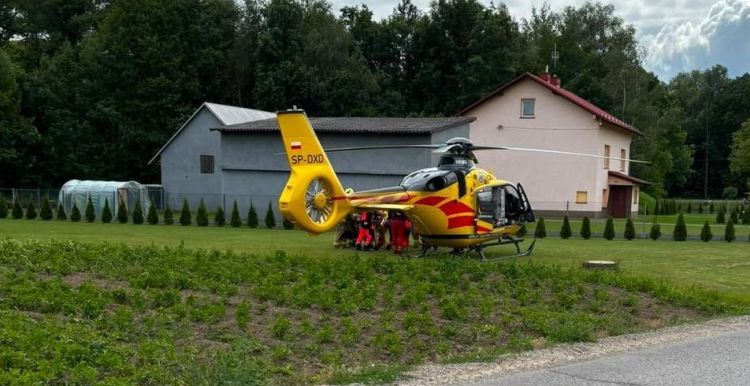 44-latek przygnieciony przez&nbsp;samochód. Na&nbsp;miejsce wezwano śmigłowiec LPR