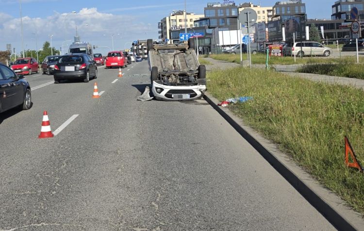 Zderzenie dwóch samochodów w&nbsp;Rzeszowie. Kobieta z&nbsp;obrażeniami ciała zabrana do&nbsp;szpitala [AKTUALIZACJA]