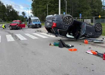 Wypadek w Jasionce. Auto dachowało, dziecko trafiło do szpitala 2 - Polskie Radio Rzeszów Wypadek w Jasionce. Auto dachowało, dziecko trafiło do szpitala