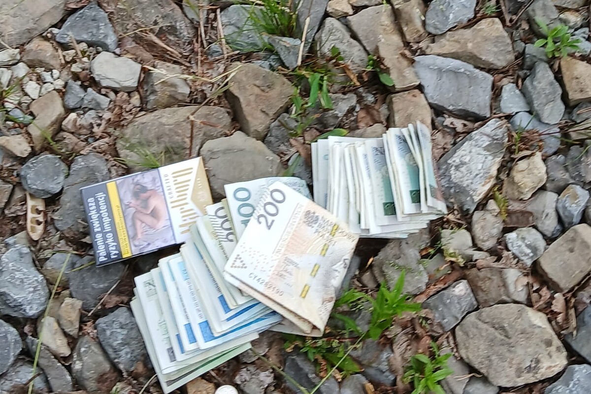 43-latek groził młotkiem pracownikom stacji paliw. Policja odzyskała skradzioną gotówkę, napastnik trafił do aresztu 2 - Polskie Radio Rzeszów 43-latek groził młotkiem pracownikom stacji paliw. Policja odzyskała skradzioną gotówkę, napastnik trafił do aresztu - Polskie Radio Rzeszów