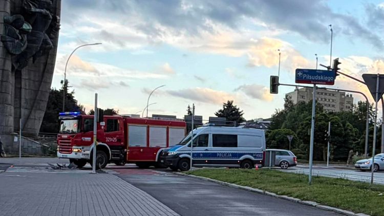 Zderzenie dwóch aut w centrum Rzeszowa. Utrudnienia przy pomniku 2 - Polskie Radio Rzeszów Zderzenie dwóch aut w centrum Rzeszowa. Utrudnienia przy pomniku - Polskie Radio Rzeszów