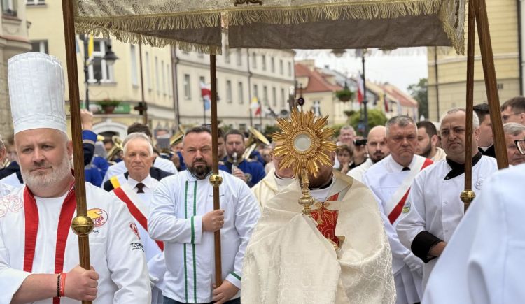 Boże Ciało w&nbsp;Rzeszowie. Setki wiernych przeszły ulicami centrum miasta