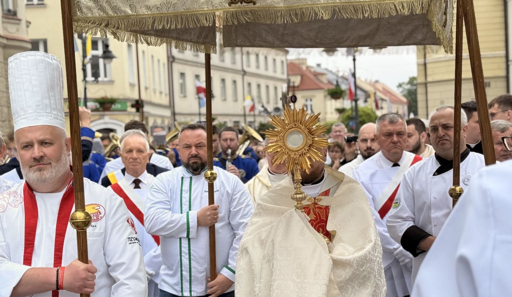Boże Ciało w Rzeszowie. Setki wiernych przeszły ulicami centrum miasta - Polskie Radio Rzeszów