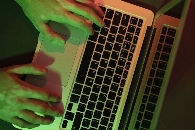Cyberbezpieczeństwo zaczyna się od&nbsp;uwagi. Ekspert o&nbsp;zagrożeniach i&nbsp;bezpiecznym korzystaniu z&nbsp;internetu