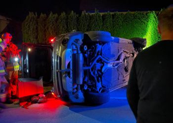 Dachowanie samochodu w&nbsp;Rogóżnie. Kierowca oddalił się z&nbsp;miejsca zdarzenia