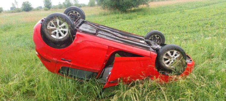 Dachowanie w Tarnobrzegu. 20-latka straciła panowanie nad autem 1 - Polskie Radio Rzeszów Dachowanie w Tarnobrzegu. 20-latka straciła panowanie nad autem