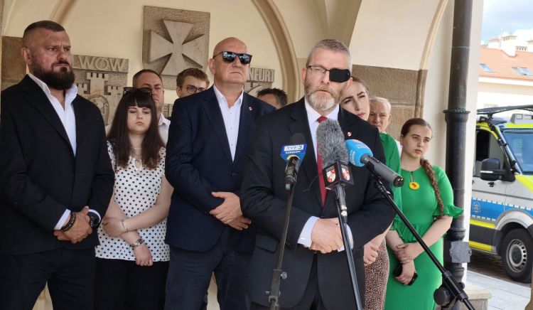 Grzegorz Braun w Rzeszowie o karze śmierci, pakcie migracyjnym i bezpieczeństwie dzieci 1 - Polskie Radio Rzeszów Grzegorz Braun w Rzeszowie o karze śmierci, pakcie migracyjnym i bezpieczeństwie dzieci