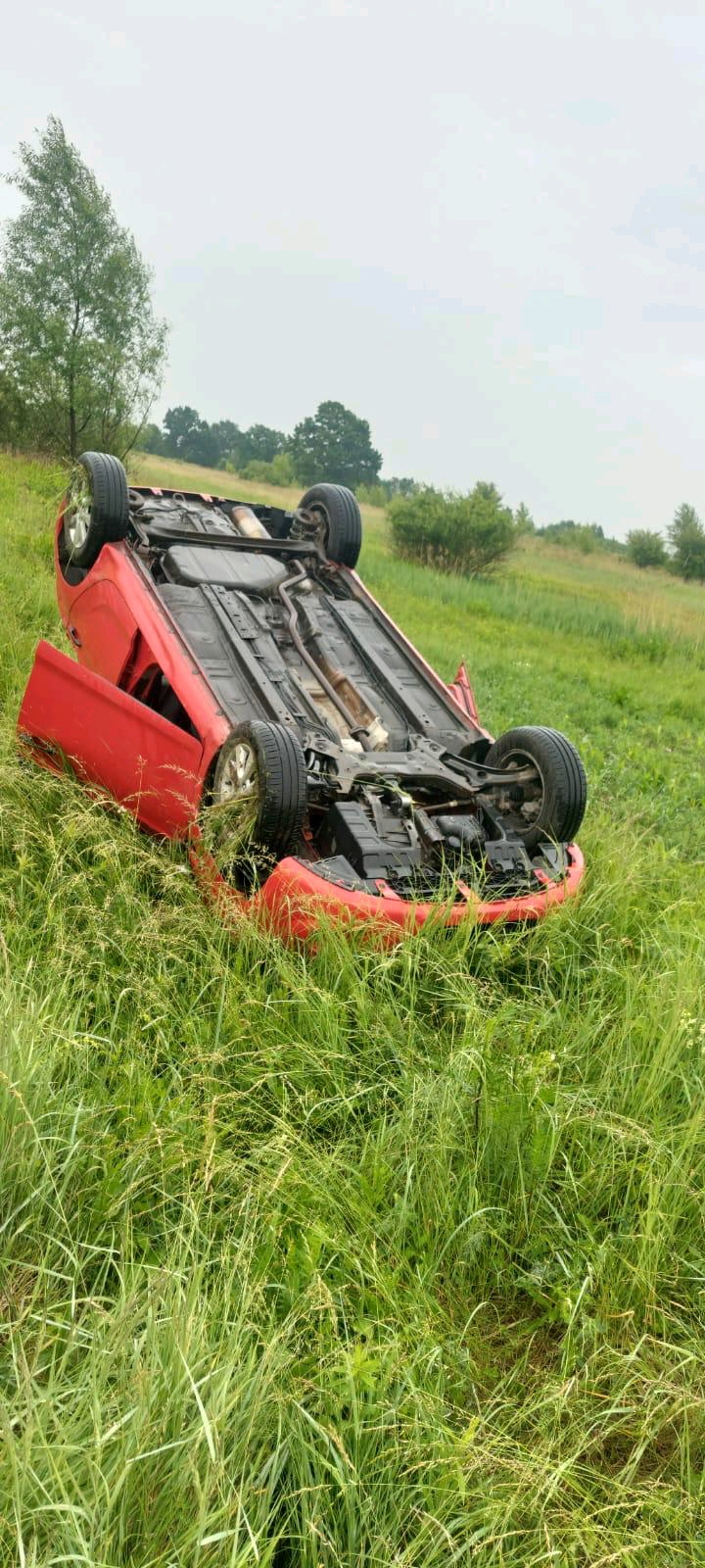 Dachowanie w Tarnobrzegu. 20-latka straciła panowanie nad autem 2 - Polskie Radio Rzeszów Dachowanie w Tarnobrzegu. 20-latka straciła panowanie nad autem - Polskie Radio Rzeszów