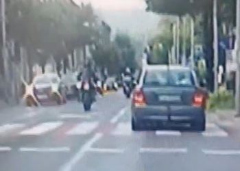 Jechał motocyklem na&nbsp;jednym kole. Wysoki mandat, punkty karne i&nbsp;utrata prawa jazdy