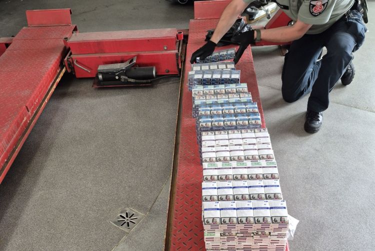 KAS udaremniła przemyt papierosów ukrytych w ambulansie 2 - Polskie Radio Rzeszów KAS udaremniła przemyt papierosów ukrytych w ambulansie - Polskie Radio Rzeszów