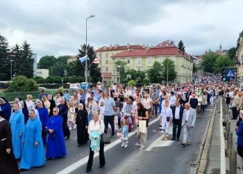 Kilka tysięcy wiernych uczestniczyło w&nbsp;procesji Bożego Ciała w&nbsp;Przemyślu