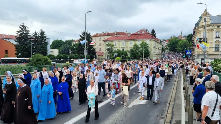 Kilka tysięcy wiernych uczestniczyło w&nbsp;procesji Bożego Ciała w&nbsp;Przemyślu